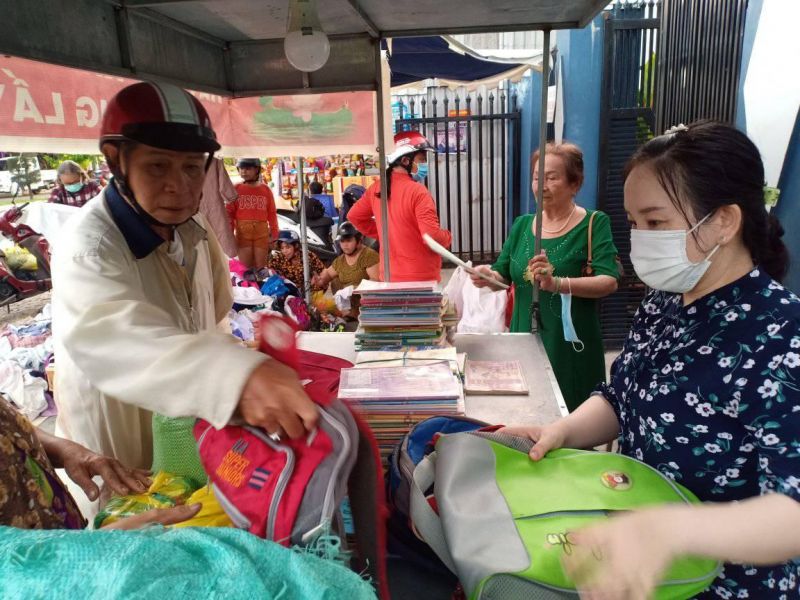 Chị Khanh đang cùng giúp đỡ bà con chọn những món mà họ cần