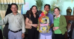 Thăm hỏi cán bộ công nhân viên ngành y tế bị bệnh hiểm nghèo có hoàn cảnh khó khăn